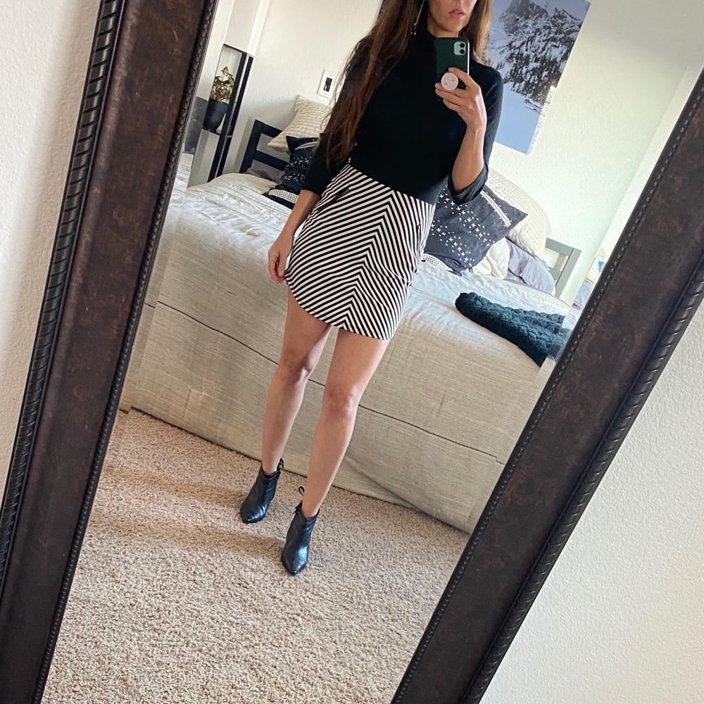 Super flattering black and white skirt w zippers